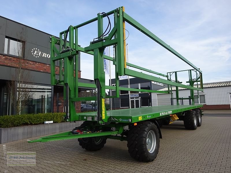 Ballentransportwagen des Typs PRONAR Ballenwagen Strohwagen TO 28 KM einschl. hydr. Ladungssicherung, 24 to, NEU, Neumaschine in Itterbeck (Bild 1)