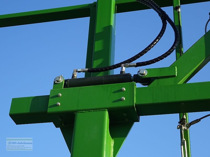 Ballentransportwagen des Typs PRONAR Ballenwagen Strohwagen TO 28 KM einschl. hydr. Ladungssicherung, 24 to, NEU, Neumaschine in Itterbeck (Bild 19)