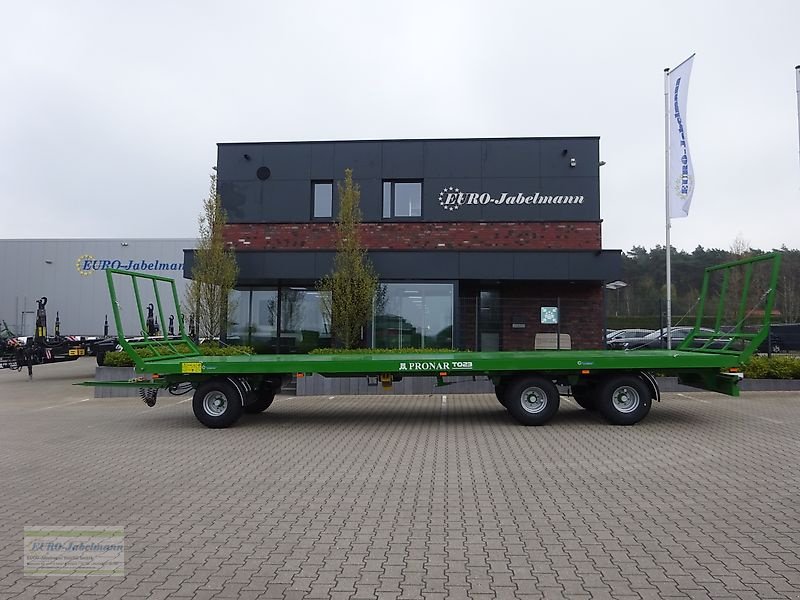 Ballentransportwagen des Typs PRONAR PRONAR Ballenwagen TO 23, TO 23 M, Druckl. 3-Achser, 15 to, NEU, Neumaschine in Itterbeck (Bild 3)