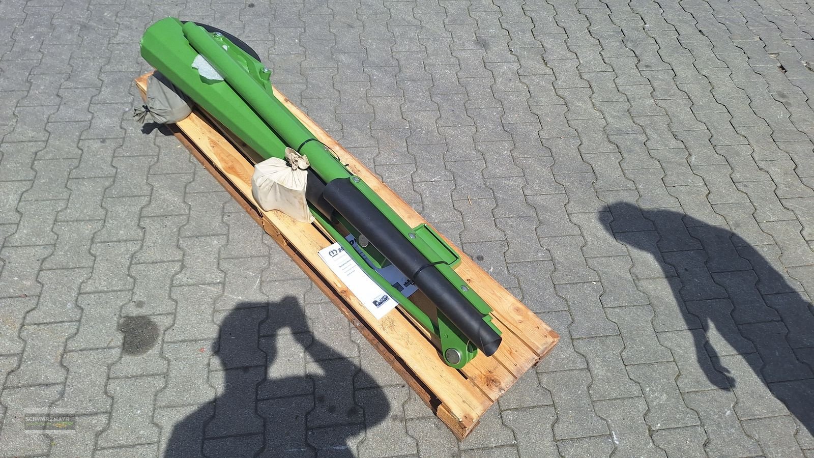 Ballenwickler des Typs Krone Ballenaufsteller 165, Neumaschine in Aurolzmünster (Bild 3)