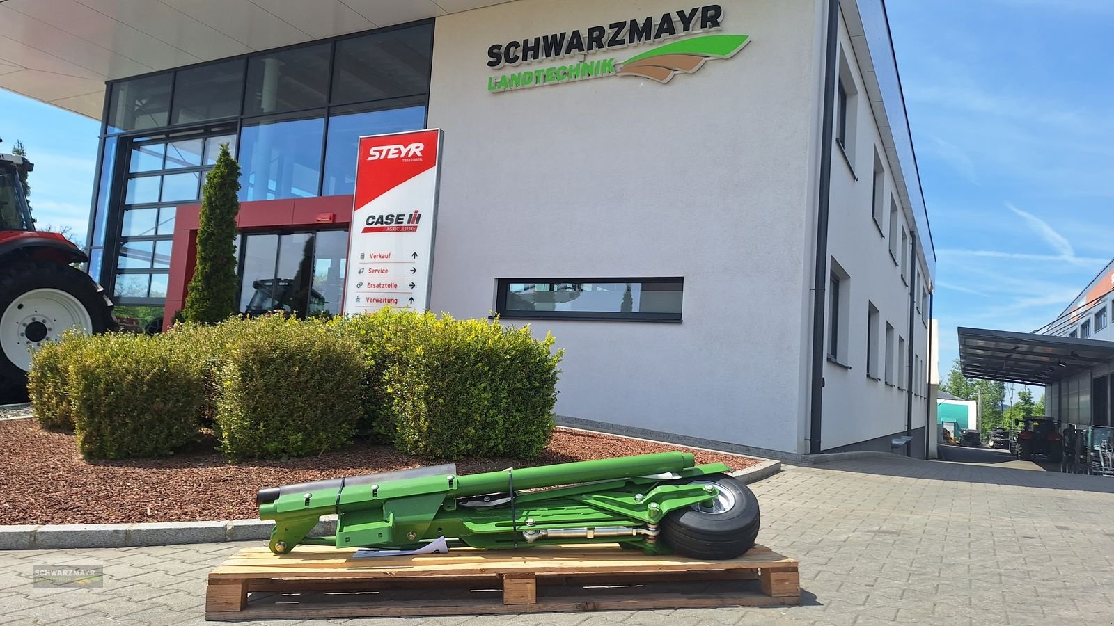 Ballenwickler des Typs Krone Ballenaufsteller 165, Neumaschine in Aurolzmünster (Bild 1)