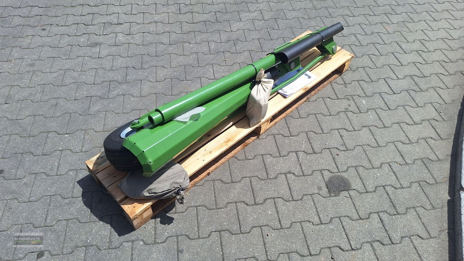 Ballenwickler des Typs Krone Ballenaufsteller 165, Neumaschine in Aurolzmünster (Bild 5)