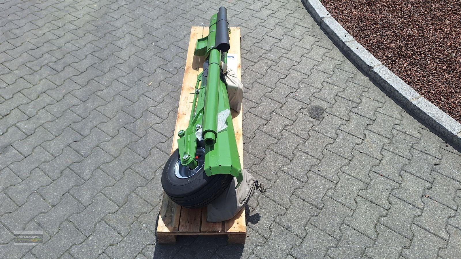 Ballenwickler des Typs Krone Ballenaufsteller 165, Neumaschine in Aurolzmünster (Bild 6)