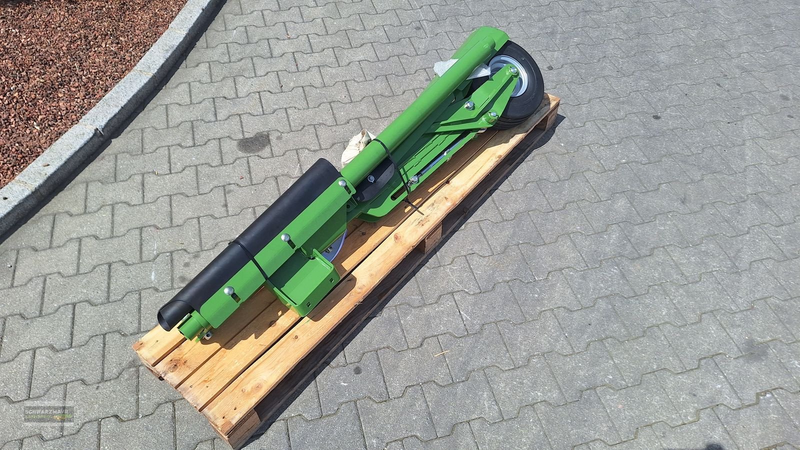 Ballenwickler des Typs Krone Ballenaufsteller 165, Neumaschine in Aurolzmünster (Bild 2)