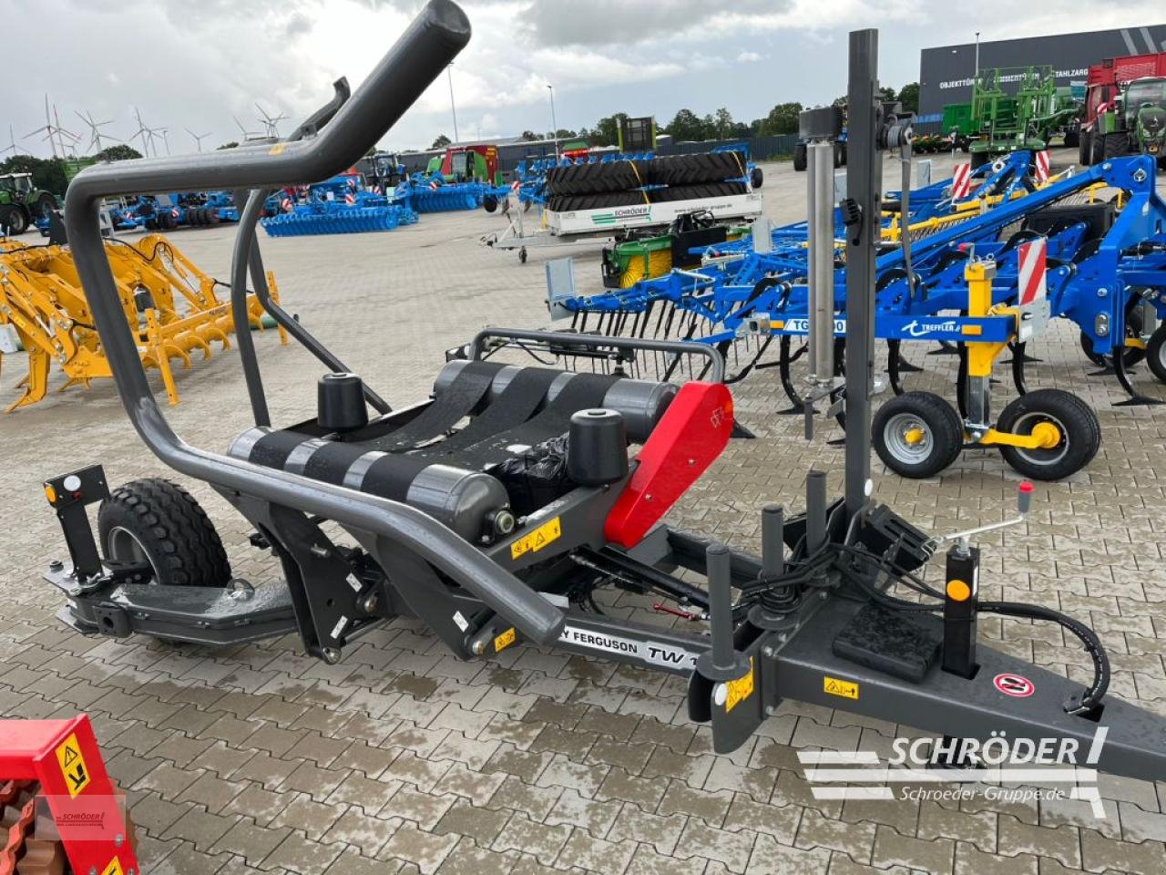 Ballenwickler of the type Massey Ferguson TW 130, Neumaschine in Leizen (Picture 3)