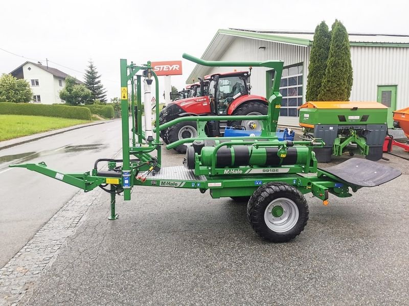 Ballenwickler des Typs McHale 991 BE Rundballenwickler, Neumaschine in St. Marienkirchen (Bild 15)