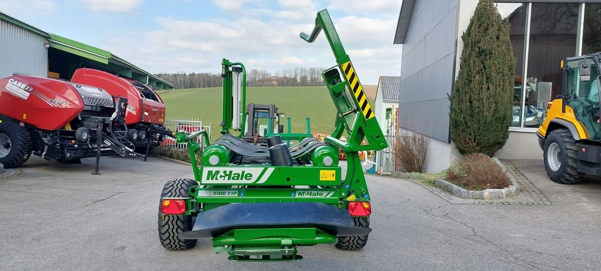 Ballenwickler des Typs McHale 991 BE Rundballenwickler, Neumaschine in St. Marienkirchen (Bild 5)