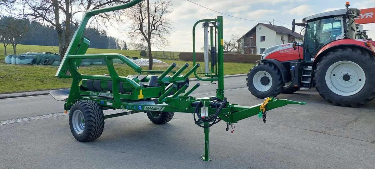 Ballenwickler des Typs McHale 991 BE Rundballenwickler, Neumaschine in St. Marienkirchen (Bild 2)
