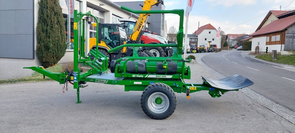Ballenwickler des Typs McHale 991 BE Rundballenwickler, Neumaschine in St. Marienkirchen (Bild 9)