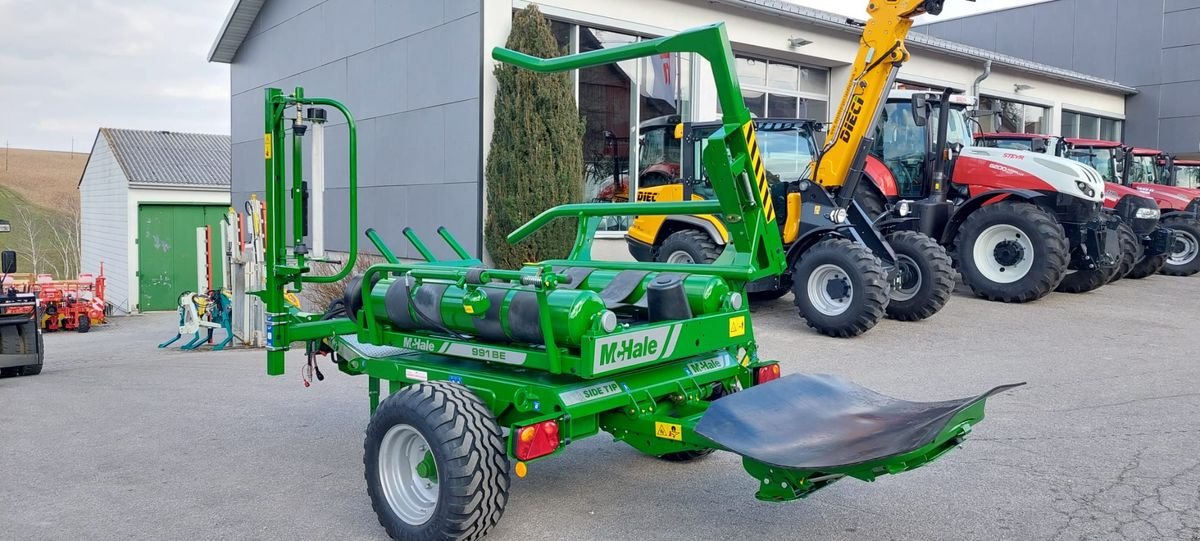 Ballenwickler des Typs McHale 991 BE Rundballenwickler, Neumaschine in St. Marienkirchen (Bild 8)