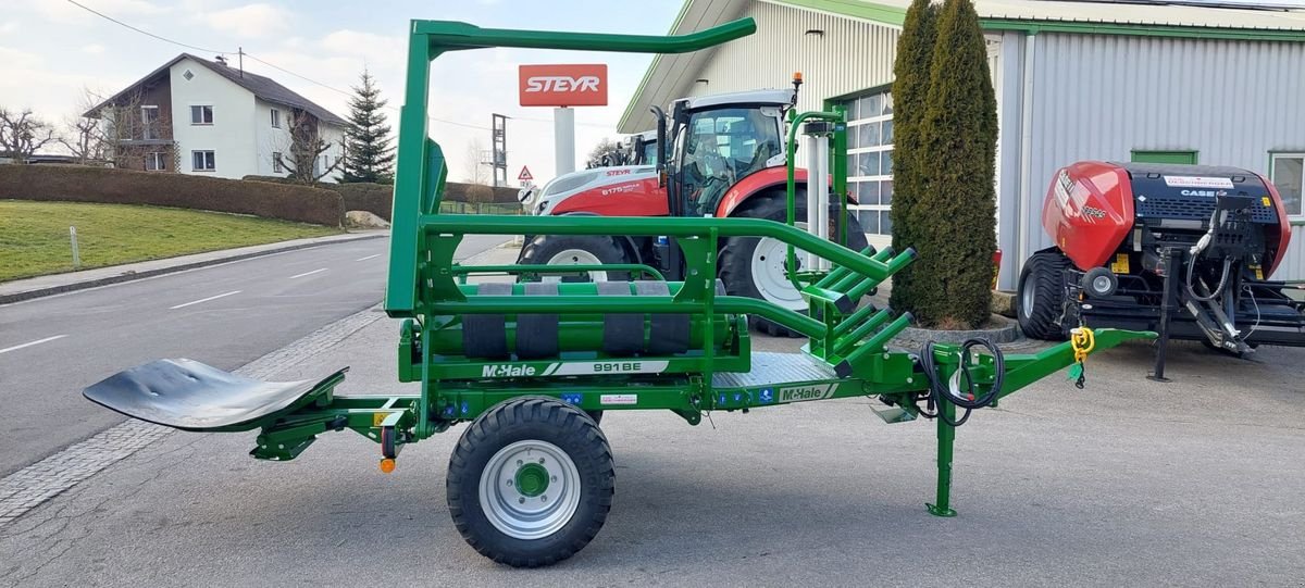 Ballenwickler des Typs McHale 991 BE Rundballenwickler, Neumaschine in St. Marienkirchen (Bild 3)
