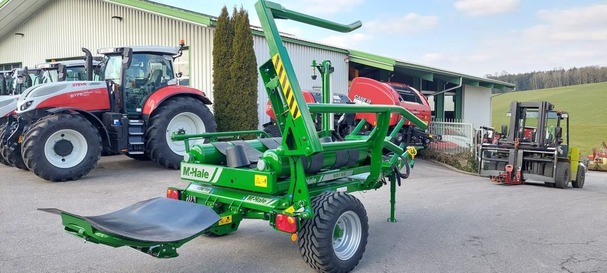 Ballenwickler des Typs McHale 991 BE Rundballenwickler, Neumaschine in St. Marienkirchen (Bild 4)