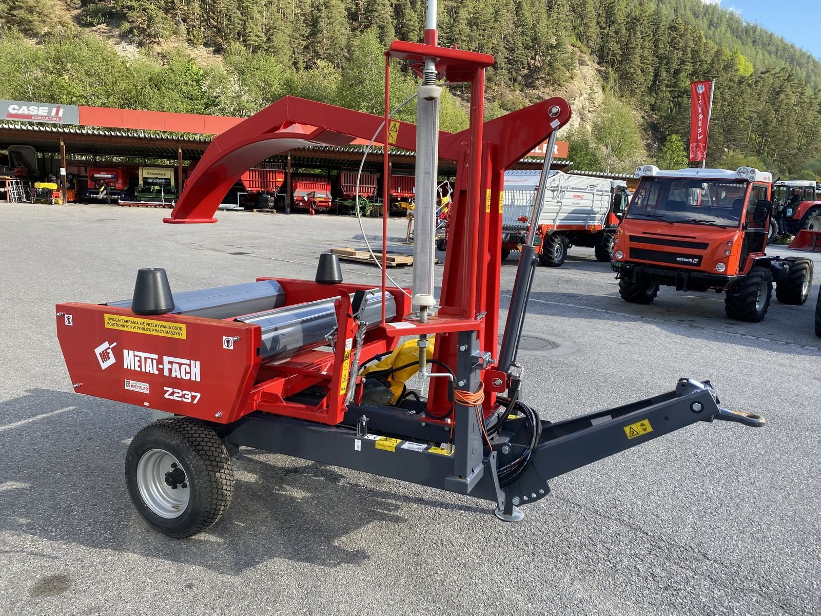 Ballenwickler des Typs Metal-Fach Z 237, Neumaschine in Ried im Oberinntal (Bild 1)