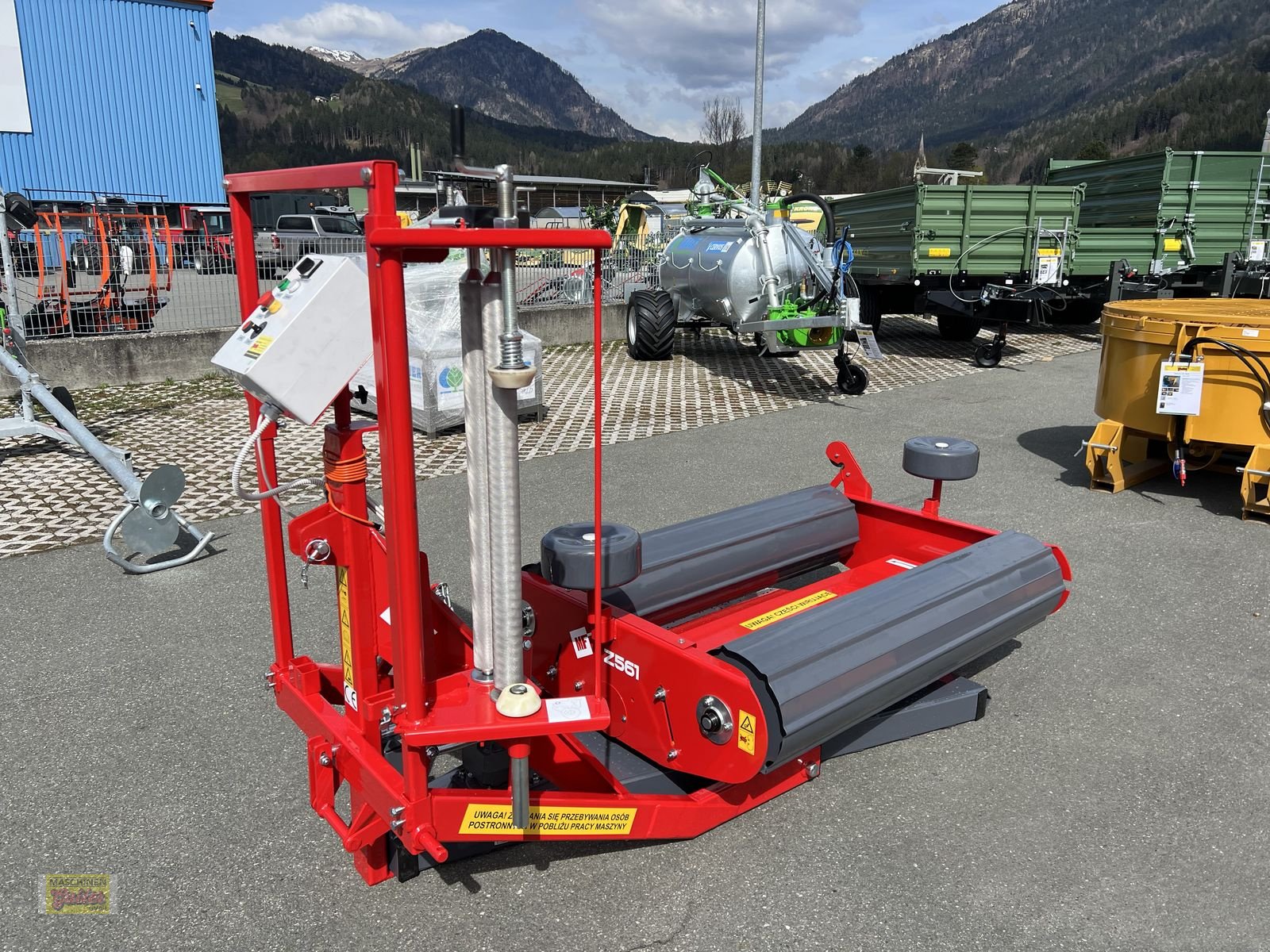 Ballenwickler des Typs Metal-Fach Z561 mit Elektroantrieb, Neumaschine in Kötschach (Bild 1)