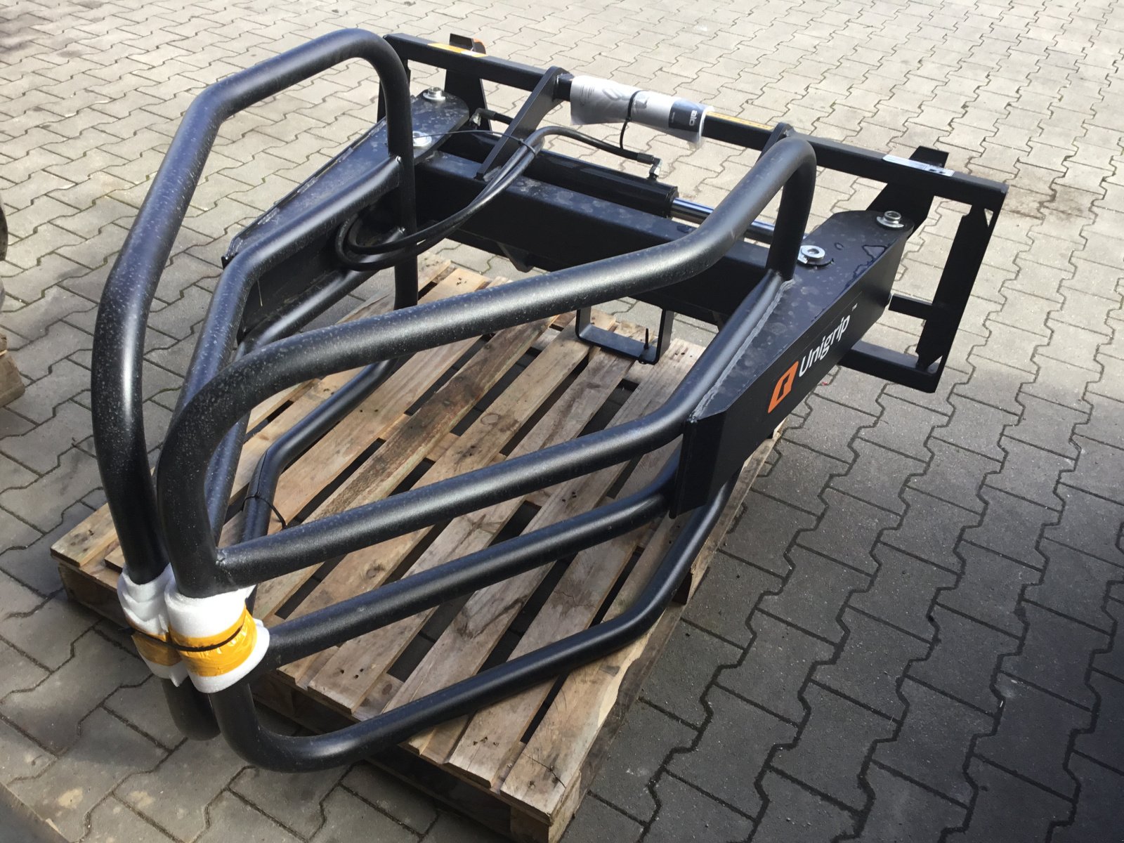 Ballenzange des Typs Alö Unigrip 130, Neumaschine in Deggendorf (Bild 1)