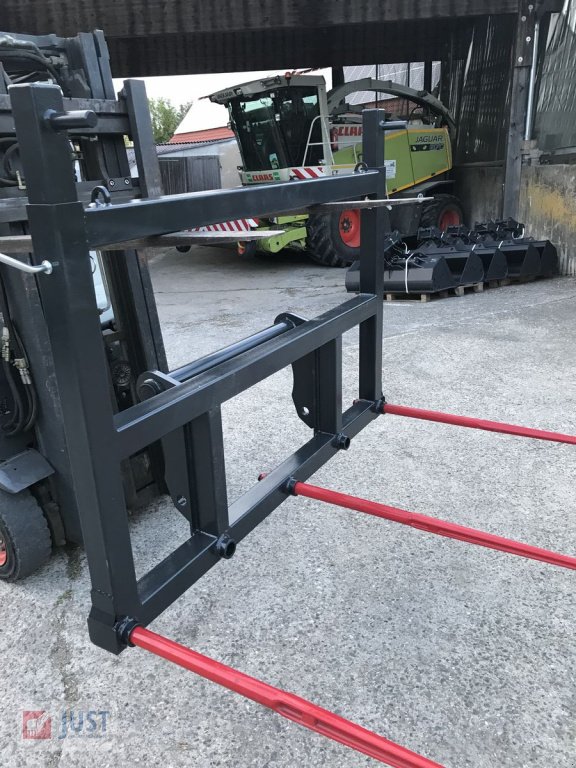 Ballenzange des Typs Fliegl Ballengabel Ballenspieß Teleskoplader Frontlader, Neumaschine in Schnelldorf (Bild 3)