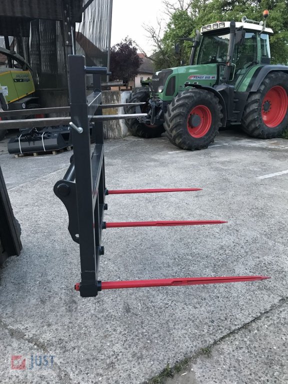 Ballenzange des Typs Fliegl Ballengabel Ballenspieß Teleskoplader Frontlader, Neumaschine in Schnelldorf (Bild 2)