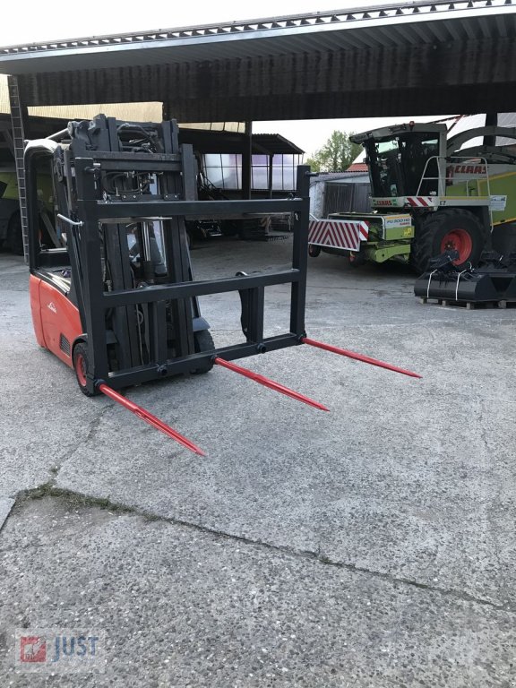 Ballenzange des Typs Fliegl Ballengabel Ballenspieß Teleskoplader Frontlader, Neumaschine in Schnelldorf (Bild 1)