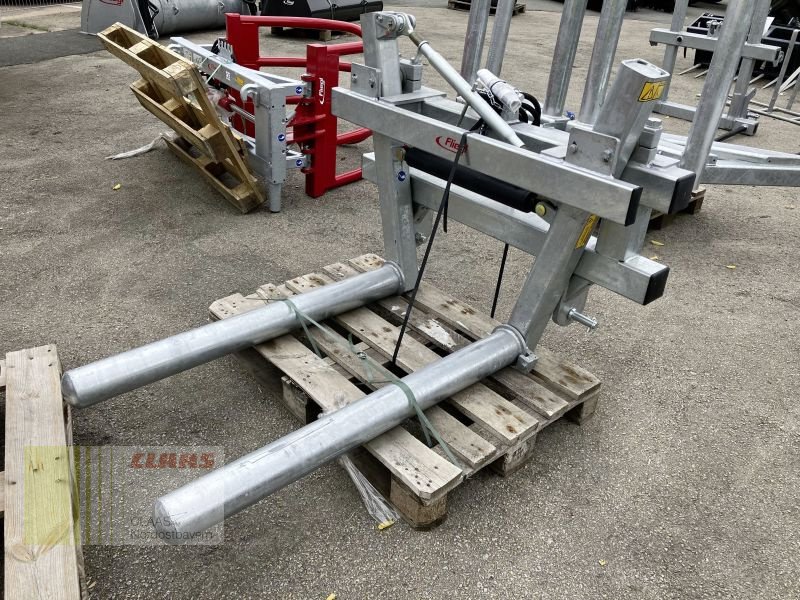 Ballenzange des Typs Fliegl RAKFLM000012V SWING FLEXI, Neumaschine in Cham (Bild 3)