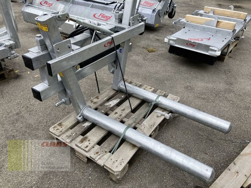 Ballenzange des Typs Fliegl RAKFLM000012V SWING FLEXI, Neumaschine in Cham (Bild 1)