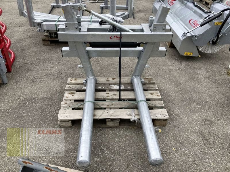 Ballenzange des Typs Fliegl RAKFLM000012V SWING FLEXI, Neumaschine in Cham (Bild 2)