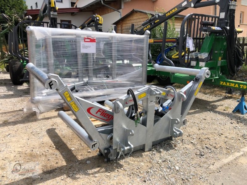 Ballenzange des Typs Fliegl Schmetterling, Neumaschine in Regen (Bild 2)