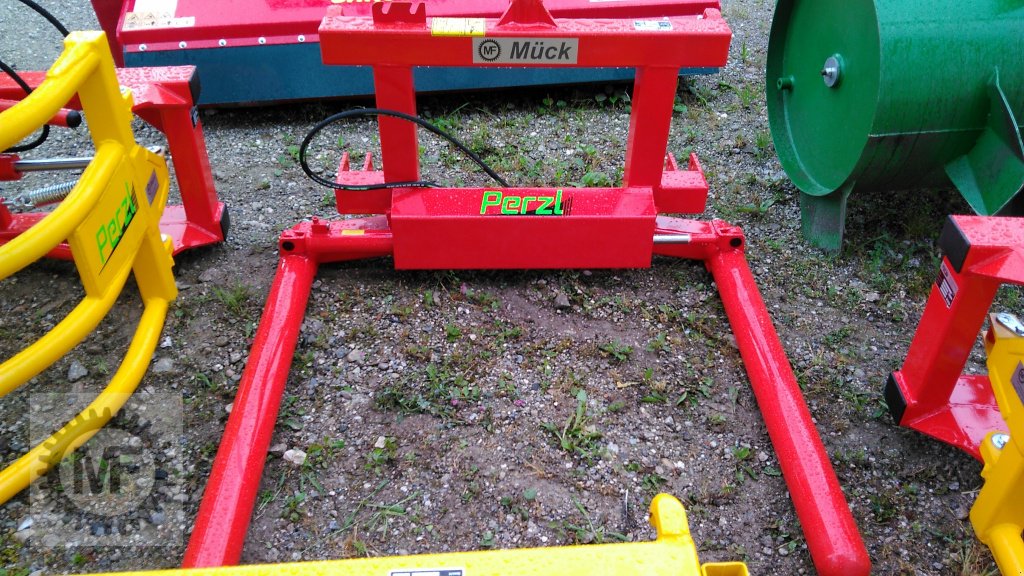 Ballenzange des Typs Perzl Rundballengabel, Neumaschine in Huglfing (Bild 1)
