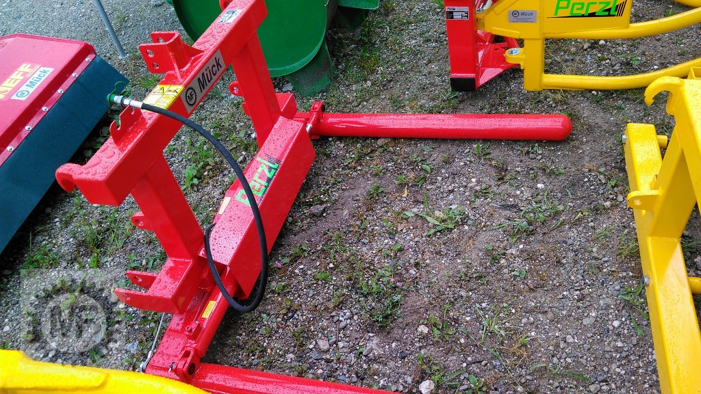 Ballenzange des Typs Perzl Rundballengabel, Neumaschine in Huglfing (Bild 3)