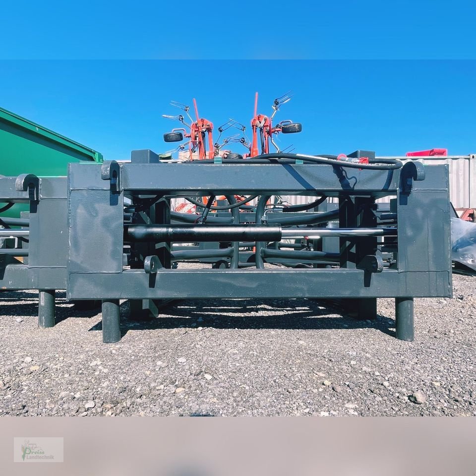 Ballenzange des Typs PreissTec Rundballenzange, Neumaschine in Bad Kötzting (Bild 2)