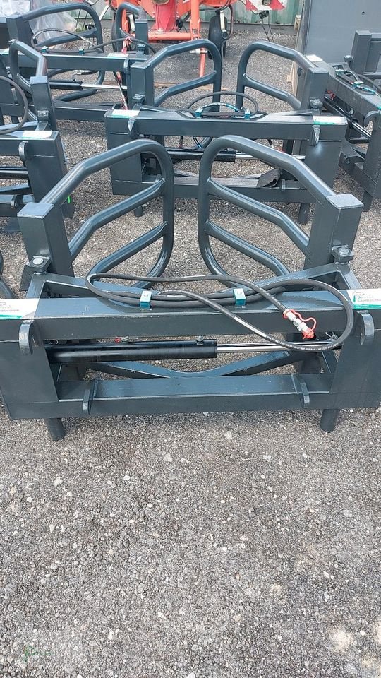 Ballenzange des Typs PreissTec Rundballenzange, Neumaschine in Bad Kötzting (Bild 3)