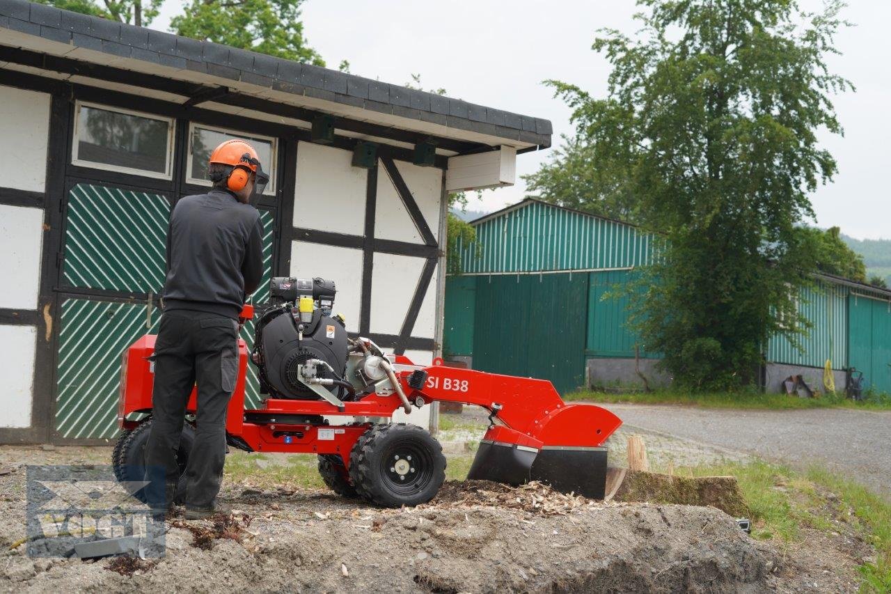 Baumstumpffräse des Typs FSI B38 4WD Stubbenfräse /Wurzelfräse mit Benzinmotor und Allradantrieb, Neumaschine in Schmallenberg (Bild 12)
