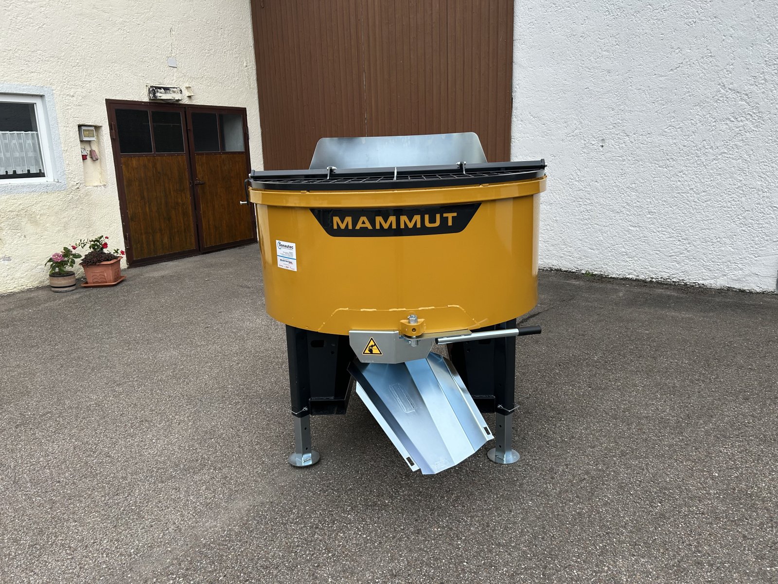 Betonmischer des Typs Mammut TM 125, Neumaschine in Rennertshofen (Bild 1)