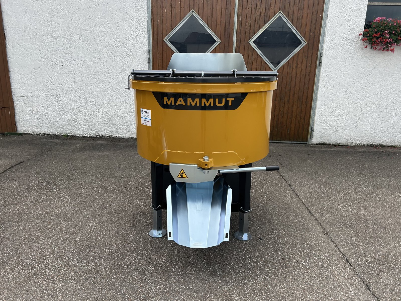 Betonmischer des Typs Mammut TM 125, Neumaschine in Rennertshofen (Bild 2)