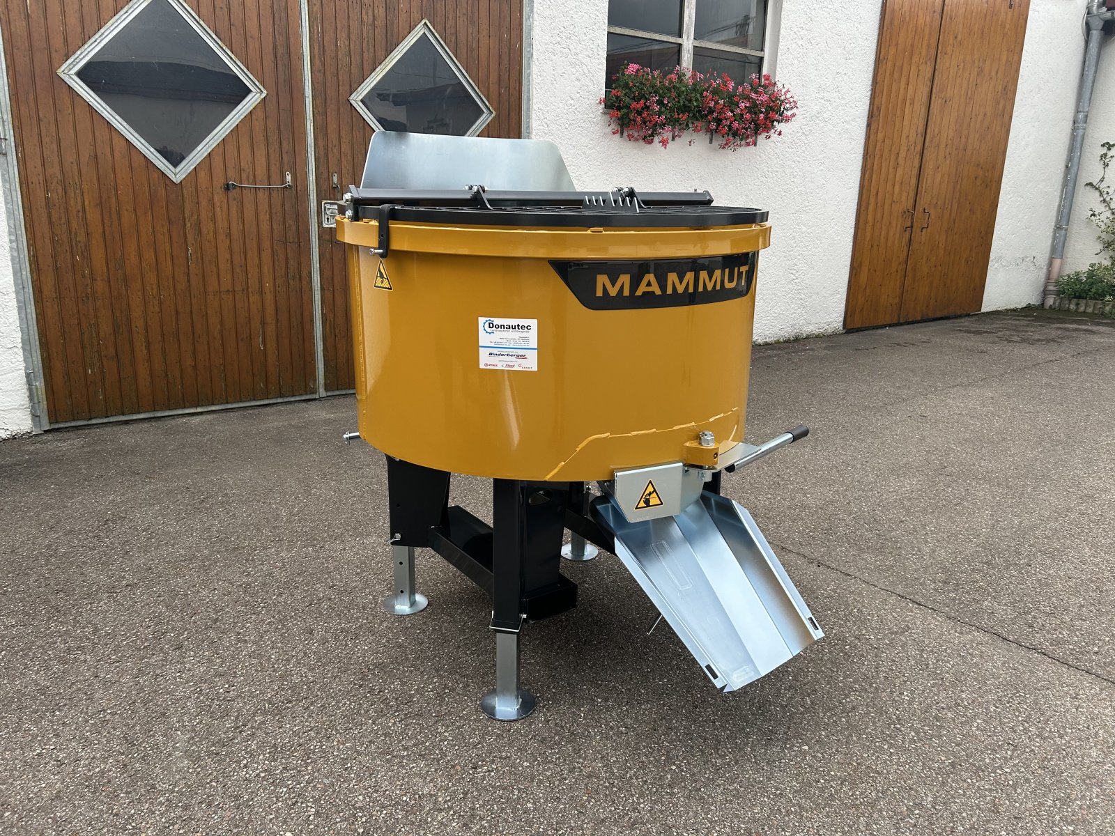 Betonmischer des Typs Mammut TM 125, Neumaschine in Rennertshofen (Bild 7)