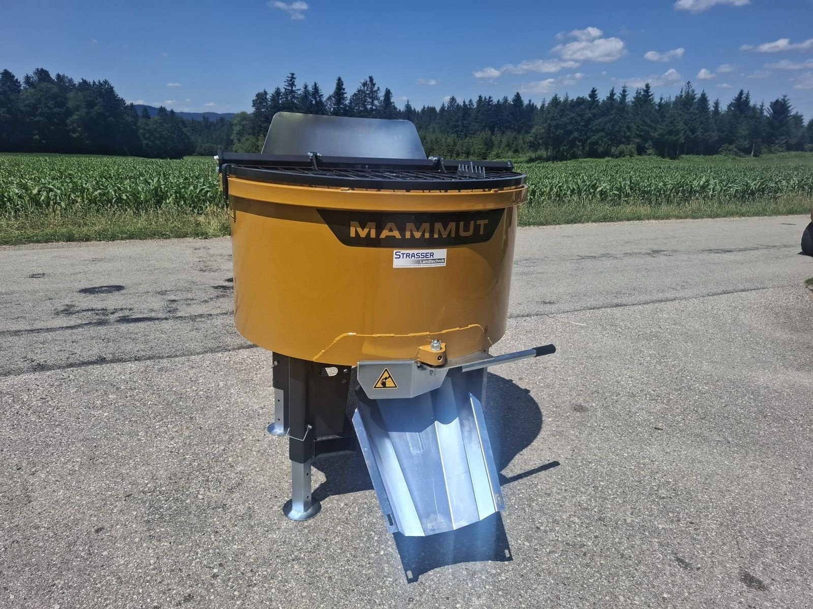 Betonmischer des Typs Mammut TM 125, Neumaschine in Neukirchen am Walde  (Bild 1)