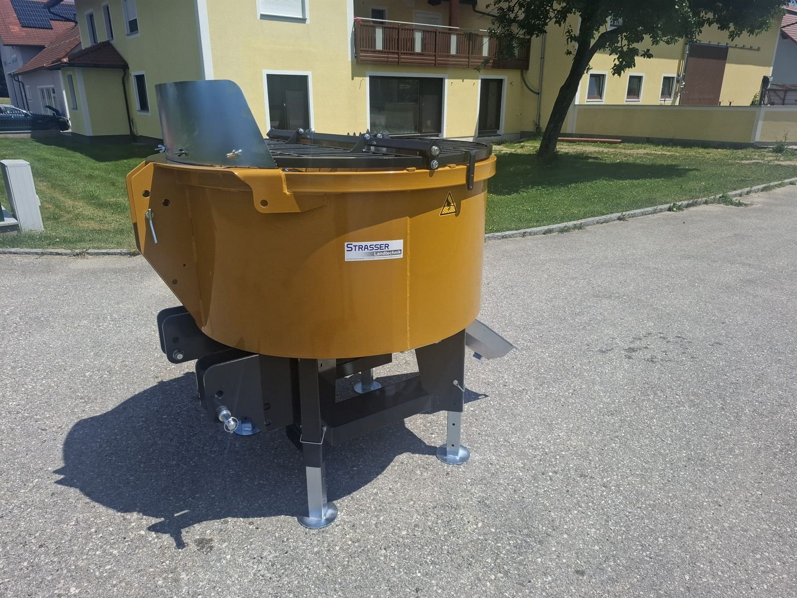 Betonmischer des Typs Mammut TM 125, Neumaschine in Neukirchen am Walde  (Bild 3)