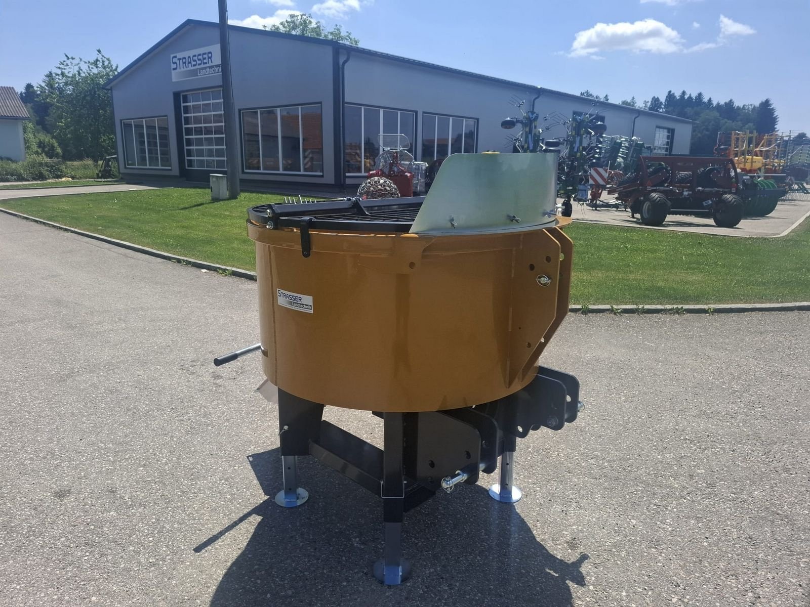 Betonmischer des Typs Mammut TM 125, Neumaschine in Neukirchen am Walde  (Bild 2)