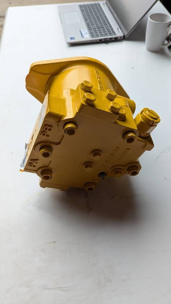 Bulldozer des Typs Komatsu D65PX-15 - HYDRAULIC MOTOR ASSY - 708-7L-00040, Neumaschine in Overijse (Bild 7)