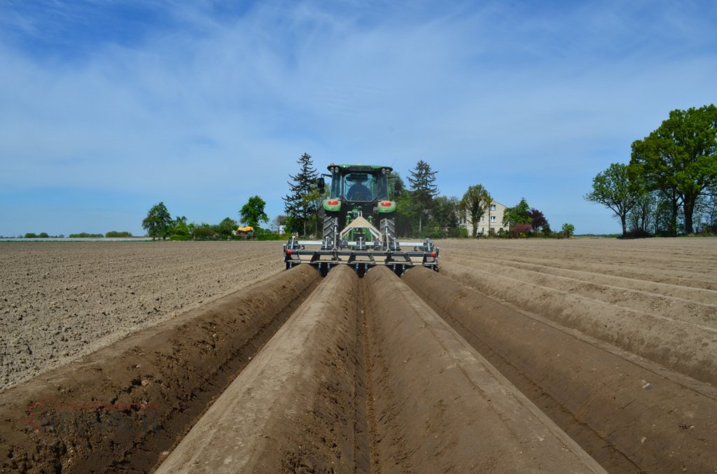Dammformer des Typs KMK Häufelgerät, Dammformer OF475, Neumaschine in Ehekirchen (Bild 12)