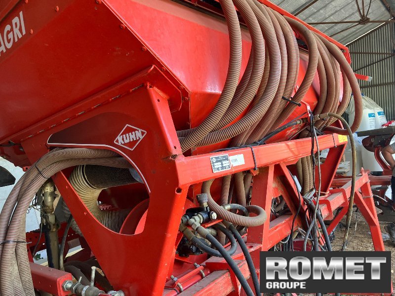 Direktsaatmaschine des Typs Kuhn VENTALC302, Gebrauchtmaschine in Gennes sur glaize (Bild 1)