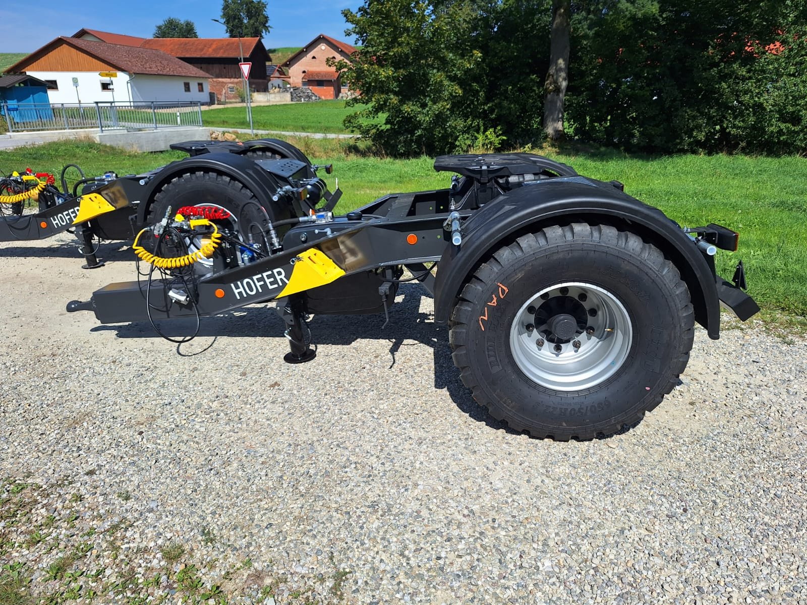 Dollyachse des Typs Hofer Dolly 14 Tonnen Dollyachse Premium-Line - !! NEU !! - 40 km/h – 60 km/h - 4 Tonnen Stützlast - Luftfederung - Druckluftbremse mit ALB - Spannungswandler von 12 Volt auf 24 Volt - K80 Kugelkopf - Sattelauflieger Auflieger LKW Kipper Anhänger Dollyachse, Neumaschine in Bad Birnbach (Bild 5)