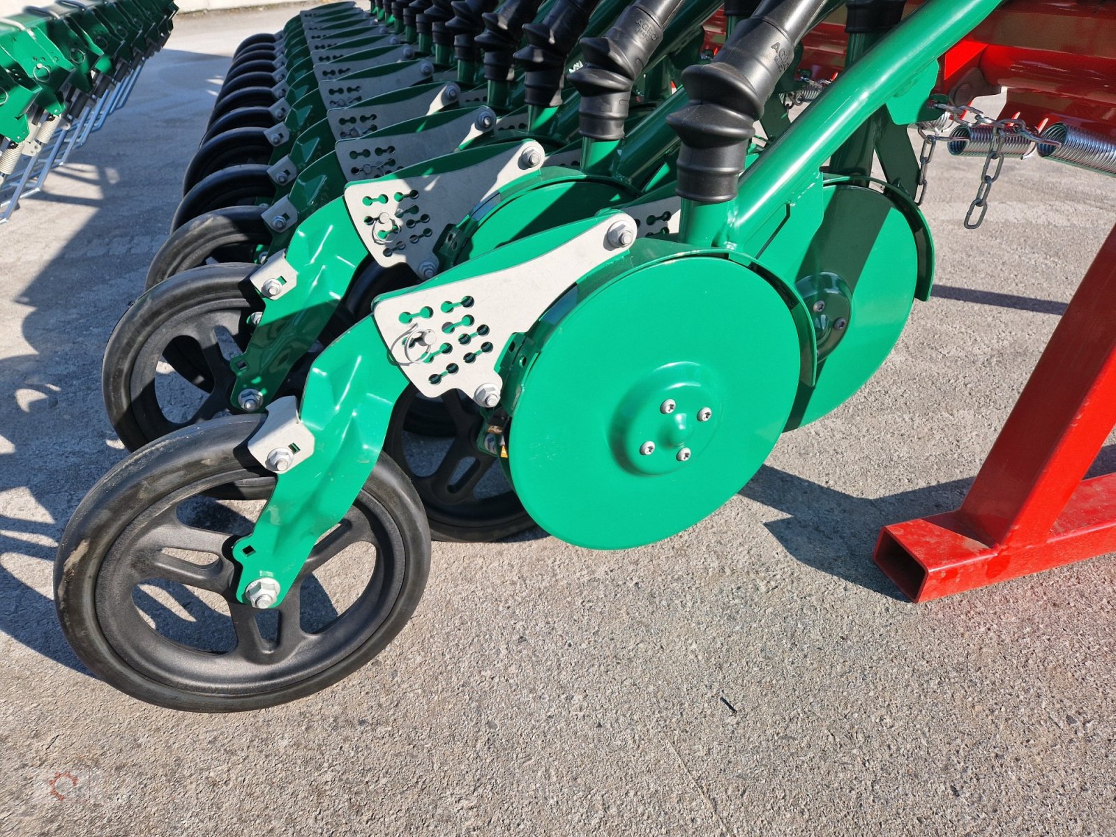 Drillmaschine des Typs Agro-Masz SN 301 aufgebaute Sämaschine elektrische Fahrgassenschaltung, Neumaschine in Tiefenbach (Bild 4)
