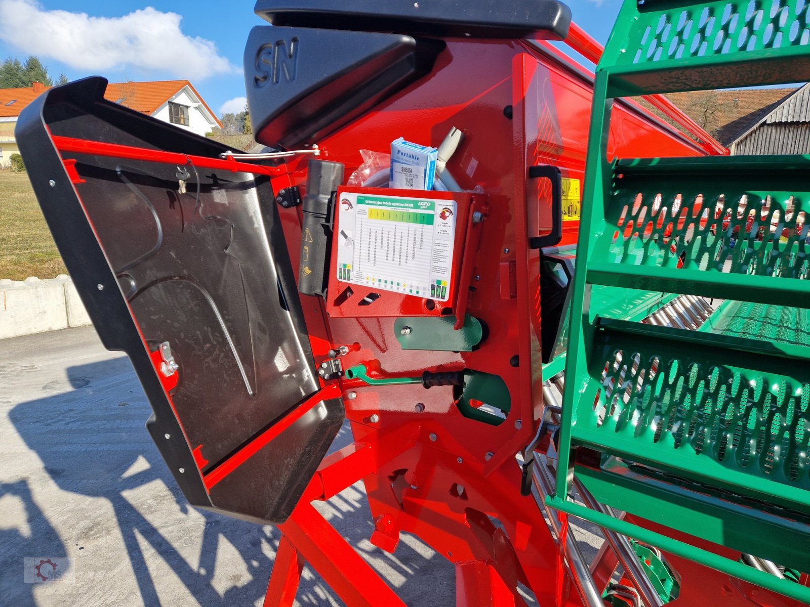 Drillmaschine des Typs Agro-Masz SN 301 aufgebaute Sämaschine elektrische Fahrgassenschaltung, Neumaschine in Tiefenbach (Bild 16)