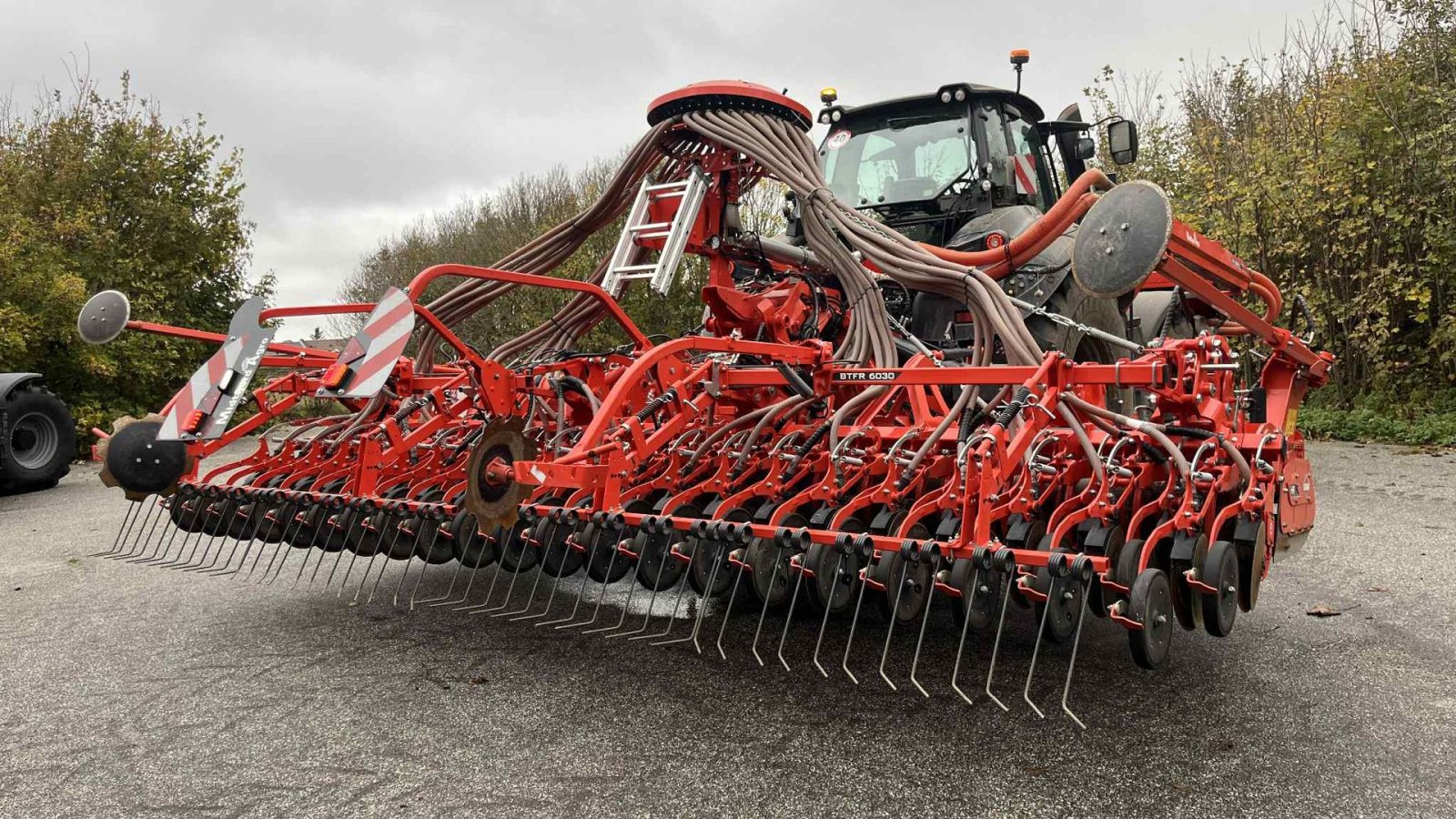 Drillmaschine del tipo Kuhn HR6040 med såmaskine  Med dobbelt kammer fronttank  TF2300, Gebrauchtmaschine en Løgstør (Imagen 1)
