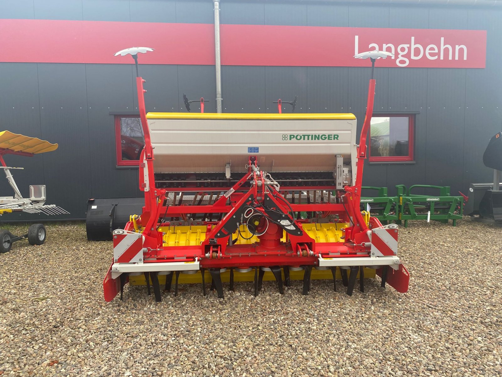 Drillmaschinenkombination des Typs Pöttinger lion 3030 + Vitasem M3000DD, Neumaschine in Klempau (Bild 2)