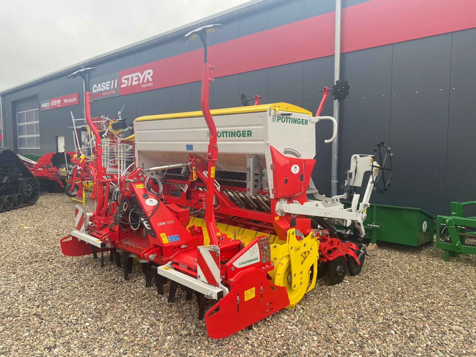 Drillmaschinenkombination des Typs Pöttinger lion 3030 + Vitasem M3000DD, Neumaschine in Klempau (Bild 3)