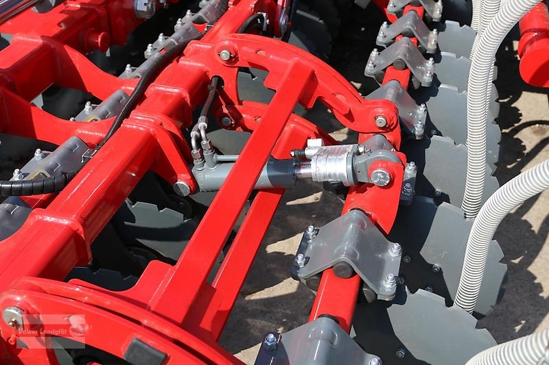 Drillmaschinenkombination of the type Unia FENIX 3000/6 Kurzscheibeneggen-Säkombination 6 m Doppelscheibenschar, Neumaschine in Ostheim/Rhön (Picture 31)