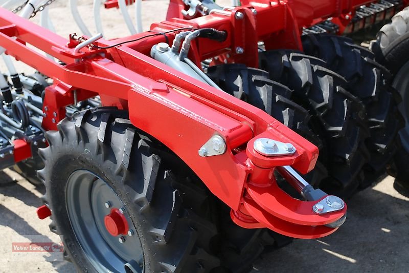 Drillmaschinenkombination of the type Unia FENIX 3000/6 Kurzscheibeneggen-Säkombination 6 m Doppelscheibenschar, Neumaschine in Ostheim/Rhön (Picture 24)