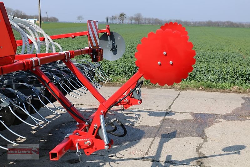 Drillmaschinenkombination of the type Unia FENIX 3000/6 Kurzscheibeneggen-Säkombination 6 m Doppelscheibenschar, Neumaschine in Ostheim/Rhön (Picture 23)