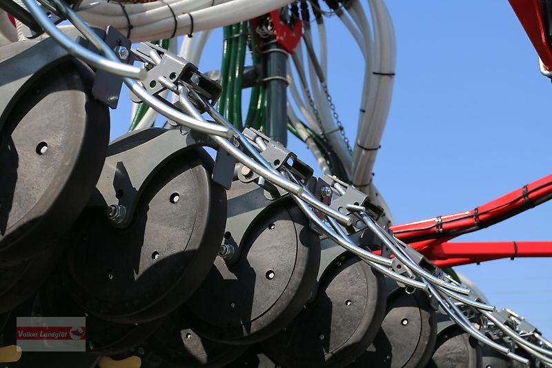 Drillmaschinenkombination of the type Unia FENIX 3000/6 Kurzscheibeneggen-Säkombination 6 m Doppelscheibenschar, Neumaschine in Ostheim/Rhön (Picture 26)